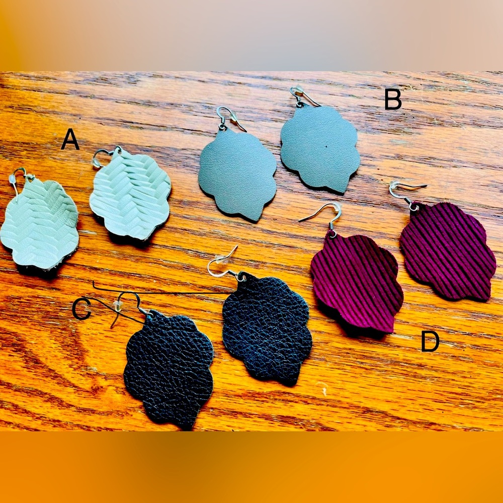 Midsize leather earrings